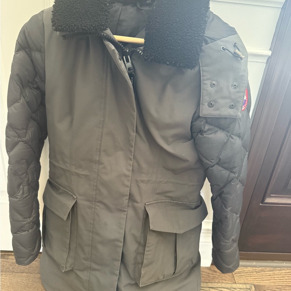 Women's Quilted Jacket with Sherpa Collar.